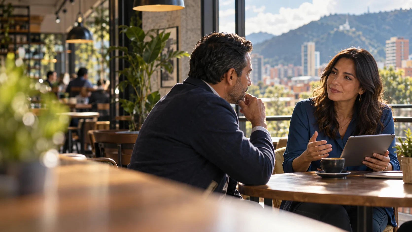 Imagen conceptual: conversación de investigación con una participante y un entrevistado.